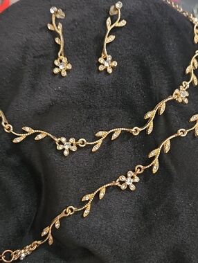 Elegant Gold Tone Floral Vine Necklace, Bracelet and Earring Set